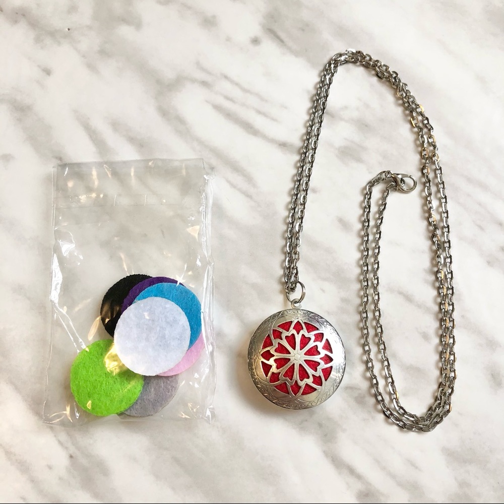 🎉 New Flower Locket Diffuser Necklace